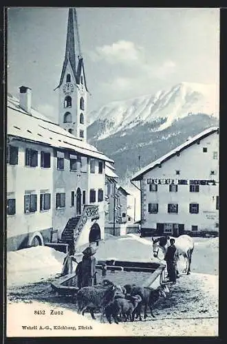 AK Zuoz, Partie am Marktplatz mit Kirche und Brunnen für Pferde und Schafe