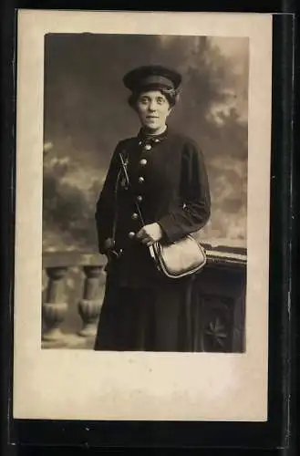 Foto-AK Eisenbahn-Schaffnerin in Dienstkleidung mit Tasche