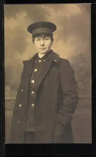 Foto-AK Strassenbahn-Schaffnerin in Dienstkleidung