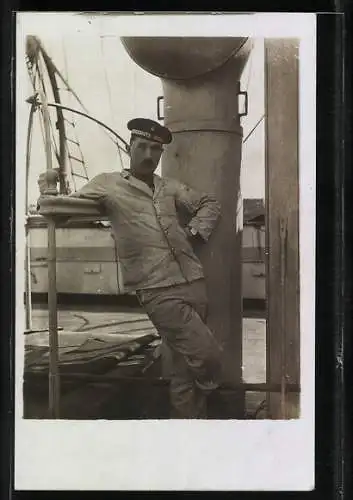 Foto-AK Matrose in Uniform, Mützenband Unterseeboots Flotille