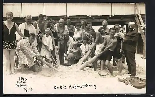Foto-AK Göhren / Ostseebad, Strandgäste ziehen einen Mann aus dem Sand Bubis Auferstehung, 1929