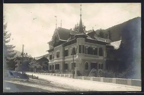 AK Villach, Mittewald ob Villach, Strassenpartie mit Villa