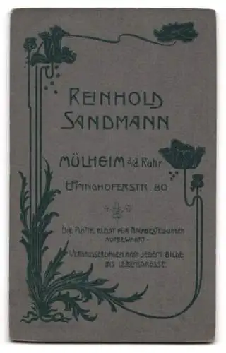 Fotografie Reinhold Sandmann, Mülheim a. d. Ruhr, Eppinghoferstr. 80, Junge Dame in tailliertem Kleid