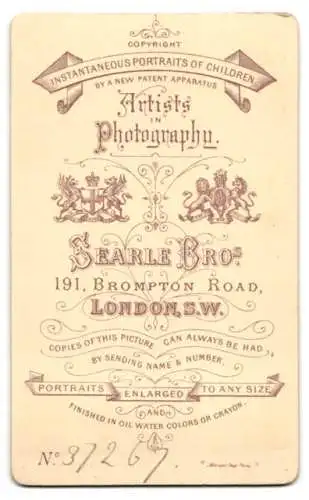 Fotografie Searle Bros, London, 191 Brompton Road, Elegante junge Dame in tailliertem Kleid mit Blumentopf