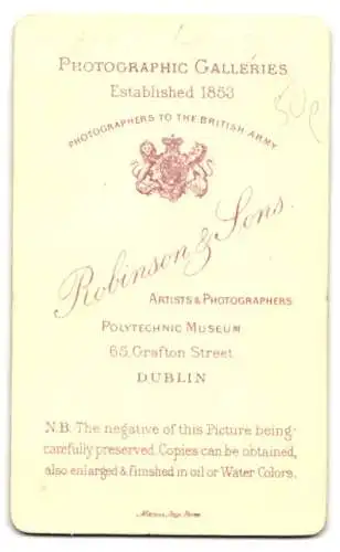 Fotografie Robinson & Sons, Dublin, 65 Grafton Street, Bürgerlicher mit Backenbart und Krawatte