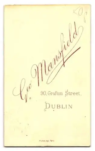 Fotografie Geo Mansfield, Dublin, 90 Grafton Street, Herr mit Backenbart und Anzug