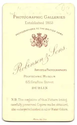 Fotografie Robinson & Sons, Dublin, 65 Grafton Street, Elegante Dame in tailliertem Kleid