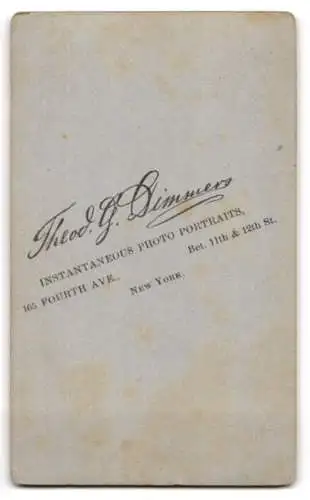 Fotografie Theod. G. Dimmers, New York, 105 Fourth Ave., Elegante Dame in hochgeschlossenem Kleid