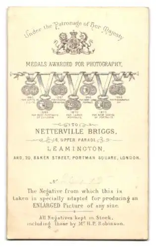 Fotografie Netterville Briggs, Leamington, 16 Upper Parade, Kleinkind in weissem Kleid auf Schoss