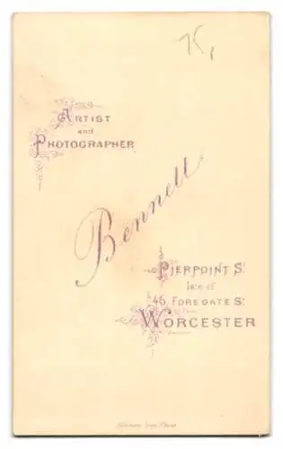 Fotografie Bennett, Worcester, Pierpont St., Dame mit Zopffrisur im Portrait