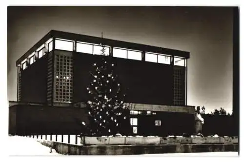 Fotografie unbekannter Fotograf, Ansicht Schwandorf / Bayern, Gebäude im Bauhaus-Stil & Weihnachtsbaum