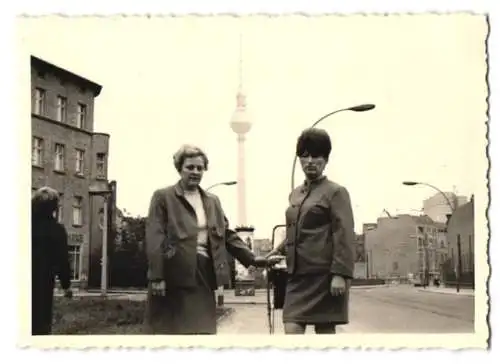 Fotografie unbekannter Fotograf, Ansicht Berlin, Damen mit Fernsehturm im Hintergrund