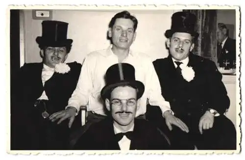 Fotografie Silvesterfeier, betrunkene Gentlemen im Anzug mit Zylinder