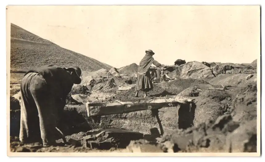 18 Fotografien unbekannter Fotograf, Ansicht Bolivien, Bergbau Mina Alantana, Bergleute bei der Arbeit im Bergwerk 3