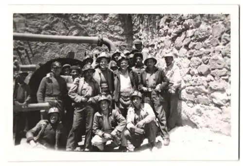 2 Fotografien unbekannter Fotograf, Ansicht Huanuni / Bolivien, Bergwerk & Ortsansicht, Bergleute am Minenschacht