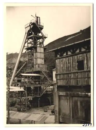 2 Fotografien unbekannter Fotograf, Ansicht Gavorrano, Bergbau, Bergwerk Pyrit Mine, Schachtanlage