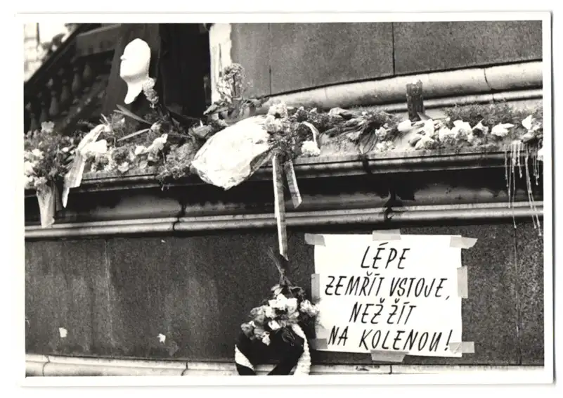 10 Fotografien unbekannter Fotograf, Ansicht Prag, Praha, Prager Frühling - Prazské jaro, Demonstrationen, Demonstranten 3
