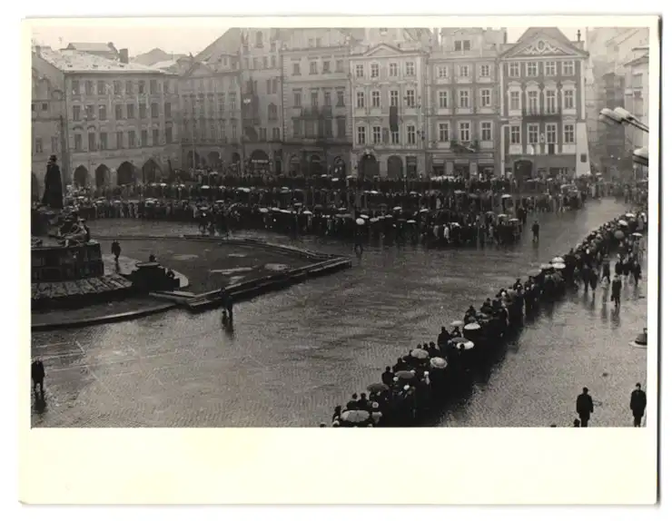 10 Fotografien unbekannter Fotograf, Ansicht Prag, Praha, Prager Frühling - Prazské jaro, Demonstrationen, Demonstranten 4