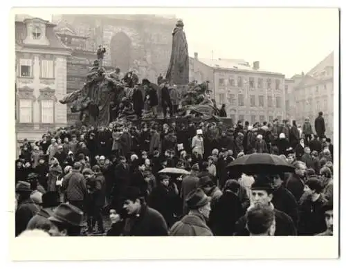 10 Fotografien unbekannter Fotograf, Ansicht Prag, Praha, Prager Frühling - Prazské jaro, Demonstrationen, Demonstranten