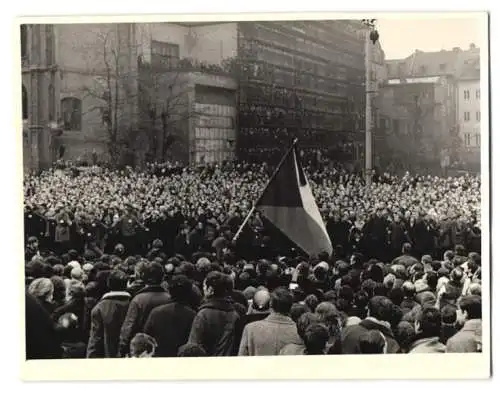 10 Fotografien unbekannter Fotograf, Ansicht Prag, Praha, Prager Frühling - Prazské jaro, Demonstrationen, Demonstranten