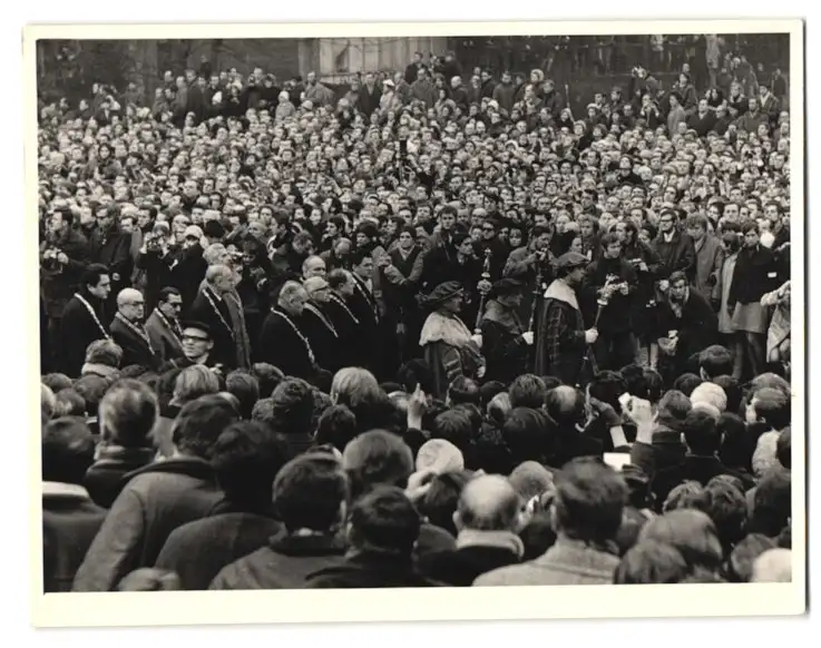 10 Fotografien unbekannter Fotograf, Ansicht Prag, Praha, Prager Frühling - Prazské jaro, Demonstrationen, Demonstranten 7