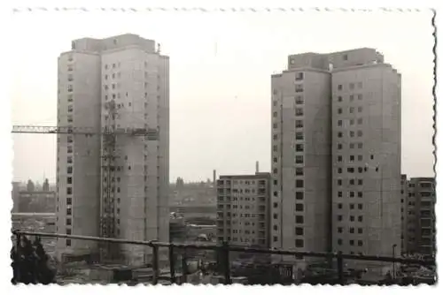2 Fotografien Ansicht Berlin-Lichtenberg, Frankfurter-Allee-Süd / Ruschestrasse, Neubauten & Bauarbeiter bei der Arbeit