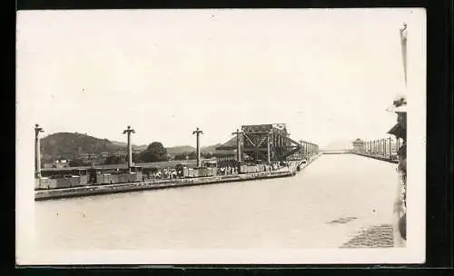 AK Miraflores, Der Panama-Kanal an der Schleuse