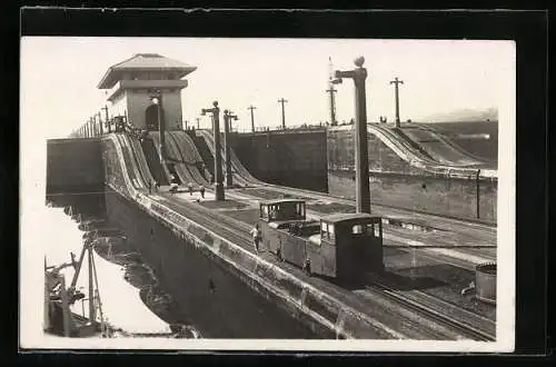 AK Miraflores, Towing Mule at the locks