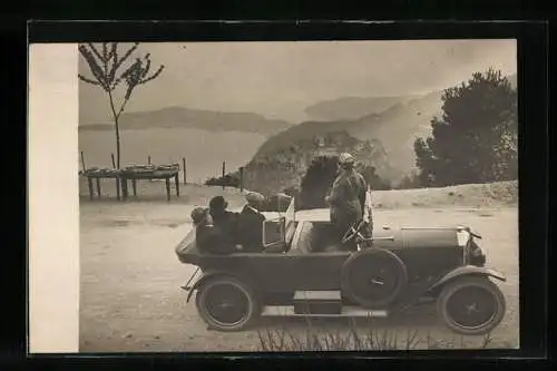 AK Ausflügler im Auto an einer Bergstrasse