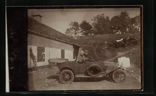 AK Zwei Männer im Auto vor dem Haus