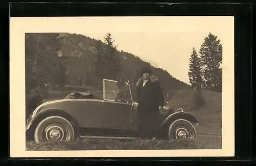 AK Frau an eiem Auto auf einer Wiese