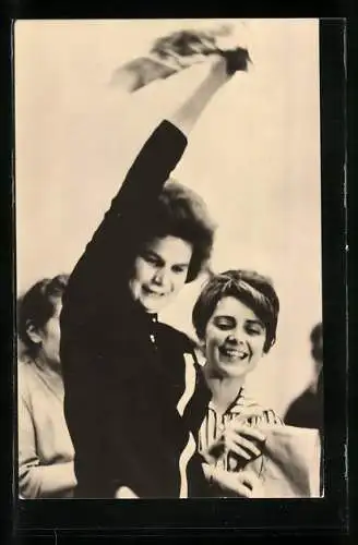 AK Moskau, Die erste Kosmonautin Valentina Tereschkowa auf dem Weltkongress der Frauen 1963, DDR-Propaganda