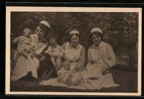 AK Krankenschwestern mit Kleinkindern im Kinder-Asyl, Kinderfürsorge