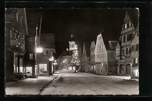 AK Aalen /Württ., Weihnachtsbaum und Geschäfte am Markt bei Nacht im Winter