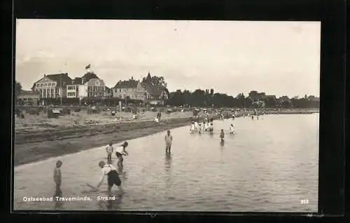AK Travemünde, Strandpartie mit Häusern im Hintergrund