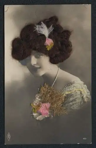 Echt-Haar-AK Junge Dame mit braunen Haaren und Perlenkette