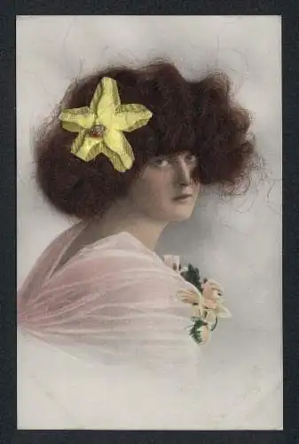 Echt-Haar-AK Junge Dame mit braunen Haaren und Blume im Haar