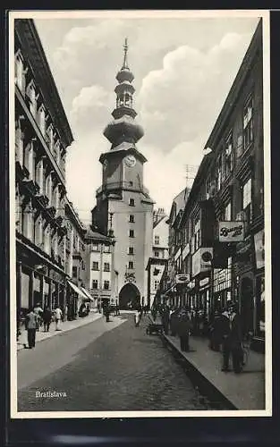 AK Bratislava, Strassenansicht mit Torturm und Leuten