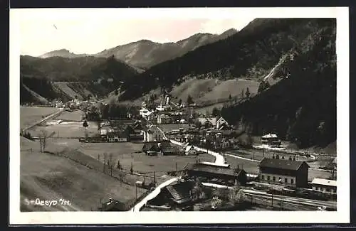 AK St. Aegyd a. N., Ortsansicht mit Bahnschienen, Hauptstrasse und Bergpanorama
