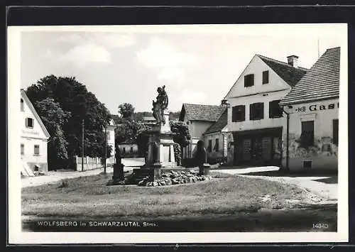AK Wolfsberg im Schwarzautal, Ortspartie mit Denkmal