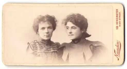 Fotografie Naudin, Kensington, 169 High Street, Zwei junge Frauen mit lockigem Haar in eleganten Kleidern