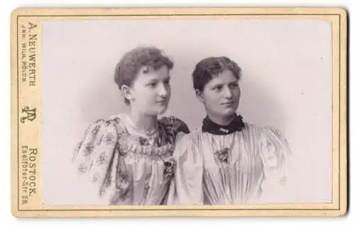 Fotografie A. Neuwerth, Rostock, Eselflöter-Str. 28, Mädchen im floral gemusterten Kleid mit ihrer Schwester