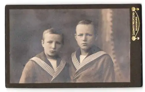 Fotografie Ludwig Mertens, Rendsburg, Zwei Knaben mit ernsten Blicken im Matrosenkostüm