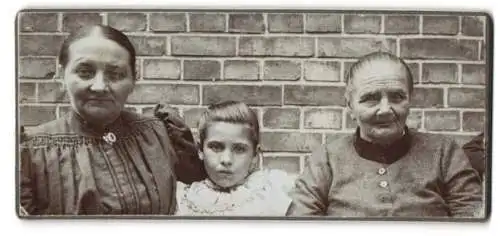 Fotografie unbekannter Fotograf und Ort, Junges Mädchen mit Mutter und Grossmutter, Generationenfoto