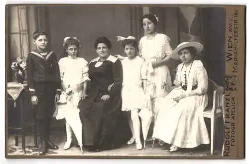 Fotografie Rudolf Franzl, Wien, Mariahilferstr. 186, Bürgerliche Dame mit ihren vier Töchtern und einem Sohn