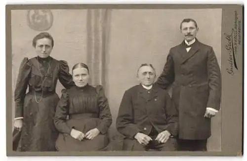 Fotografie Gustav Groth, Neustrelitz, Mutter und Tochter neben Vater und Sohn, in Sonntagsgarderobe