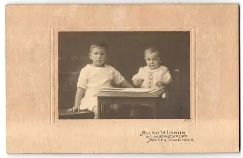 Fotografie Th. Lantin, Aachen, Theaterstr. 5, Junger Knabe im weissen Gewand neben seinem kleinen Bruder