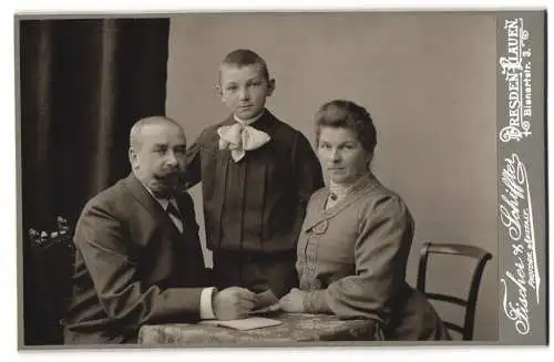 Fotografie Fischer & Schiffter, Dresden-Plauen, Bienertstr. 3, Bürgerliches Ehepaar mit ihrem Sohn mit Schleife am Hals
