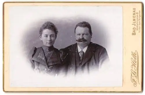 Fotografie F. G. Holle, Bad Ilmenau, Südstrasse 3, Bürgerlicher Herr im Anzug mit Schnäuzer neben seiner Tochter