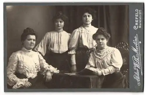Fotografie Wilh. Mertens, Crefeld, Marktstr. 57a, Vier Schwestern in eleganten Blusen um einen Tisch